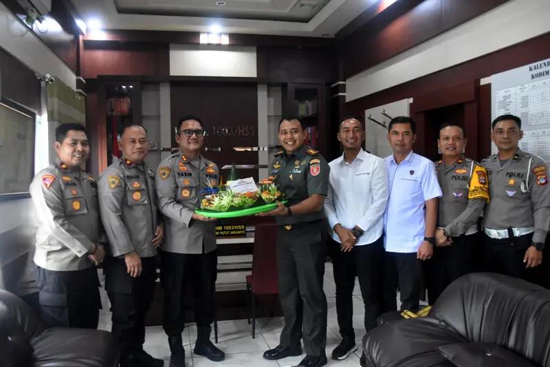 Sambangi Makodim HSS, Kapolres HSS Berikan Ucapan Selamat Ulang Tahun Dandim HSS