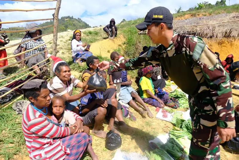 Satgas Yonif 614/Raja Pandhita Borong Hasil Kebun Mama – Mama di Papua Pegunungan