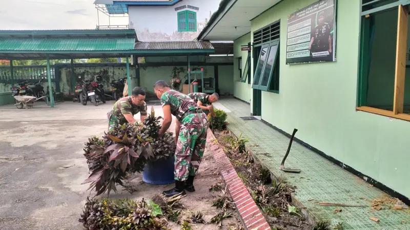 Ciptakan Perkantoran Yang Asri, Anggota Koramil Babulu Laksanakan Pembersihan Pangkalan