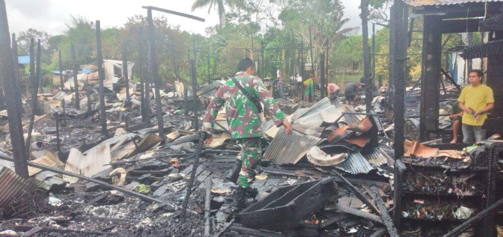 Personil Koramil-04 Astambul Beri Bantuan Warga Pasca Kebakaran