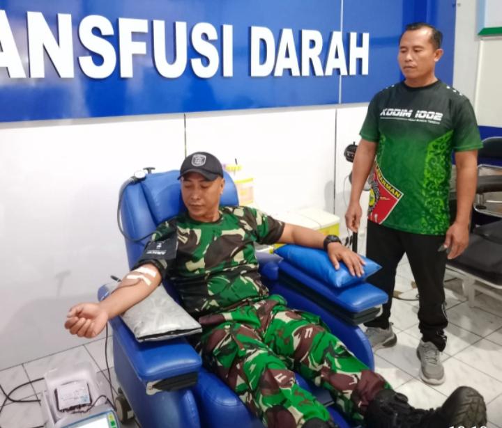 Babinsa Koramil Barabai Jadi Teladan, Donor Darah Selamatkan Nyawa Warga