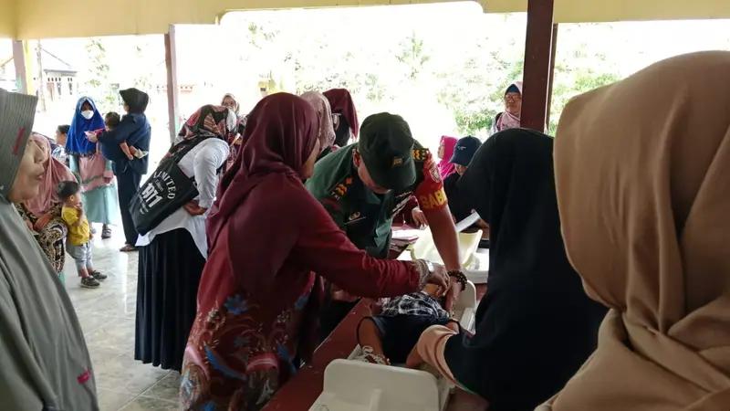 Peduli Kesehatan Warga, Babinsa Koramil 04/Tanjung Redeb Dampingi Posyandu Dalam Pengecekan Kesehatan Lansia dan Balita