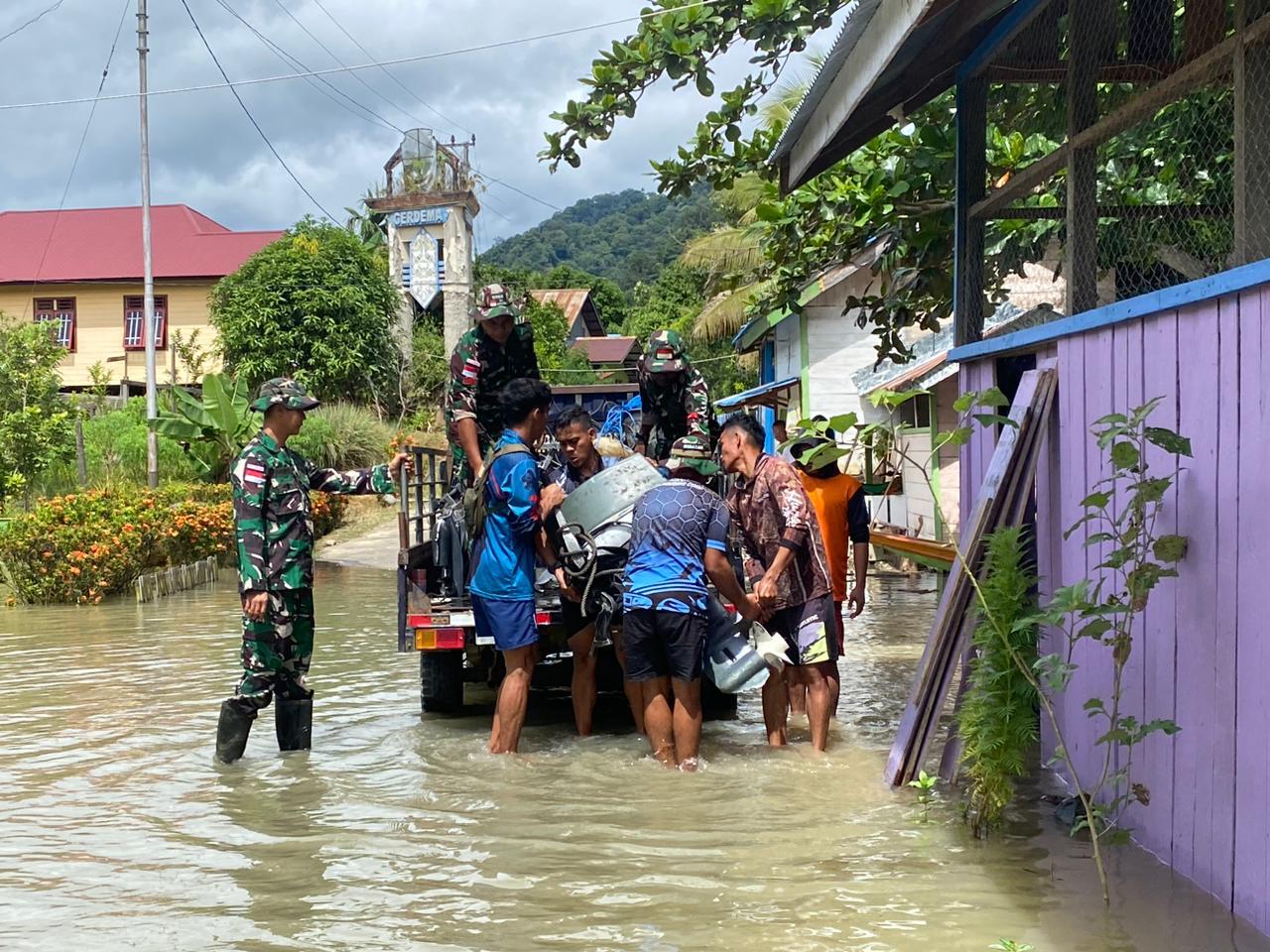 Satgas Yonzipur 8/SMG Bergerak Cepat Tangani Bencana Banjir di desa Long Pujungan