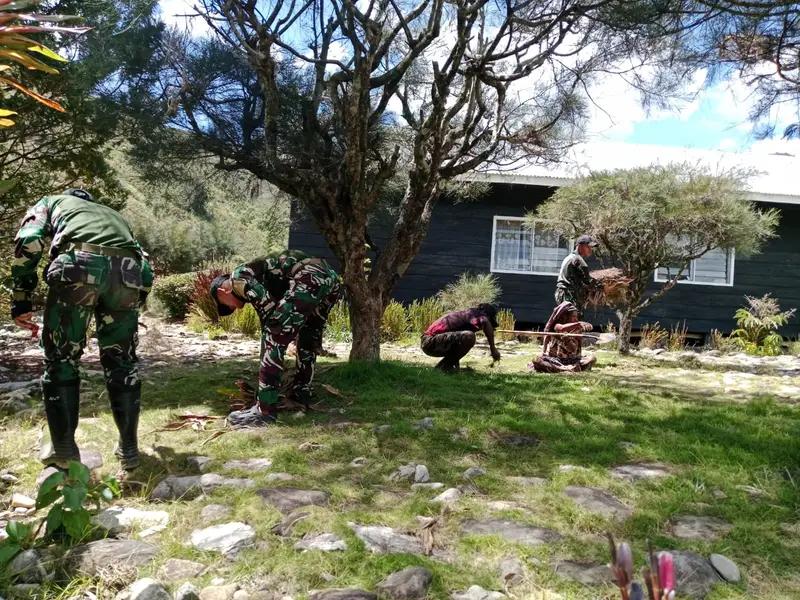 Satgas Yonif 614/Raja Pandhita Bersama Masyarakat Bersihkan Gereja di Papua