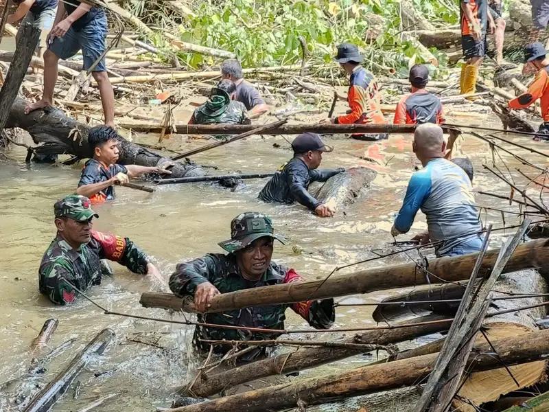 Babinsa Koramil 1003-02/Padang Batung Bersihkan Sungai dari Material Sampah Untuk Cegah Banjir