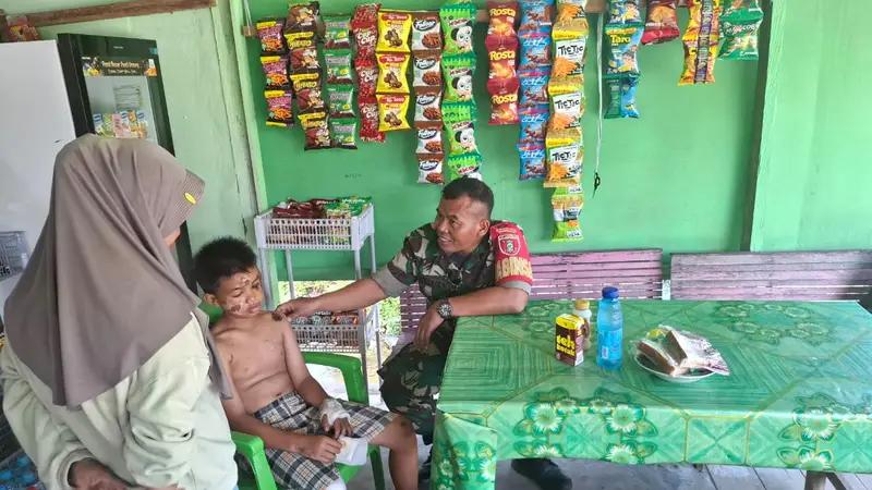 Kepedulian Babinsa Tanjung Tengah Menjenguk Anak Warga Yang Sedang Sakit