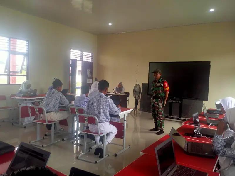 Babinsa Koramil 0908-02/Muara Badak Berikan Materi Wawasan Kebangsaan Kepada Siswa SMP di Wilayah Binaan