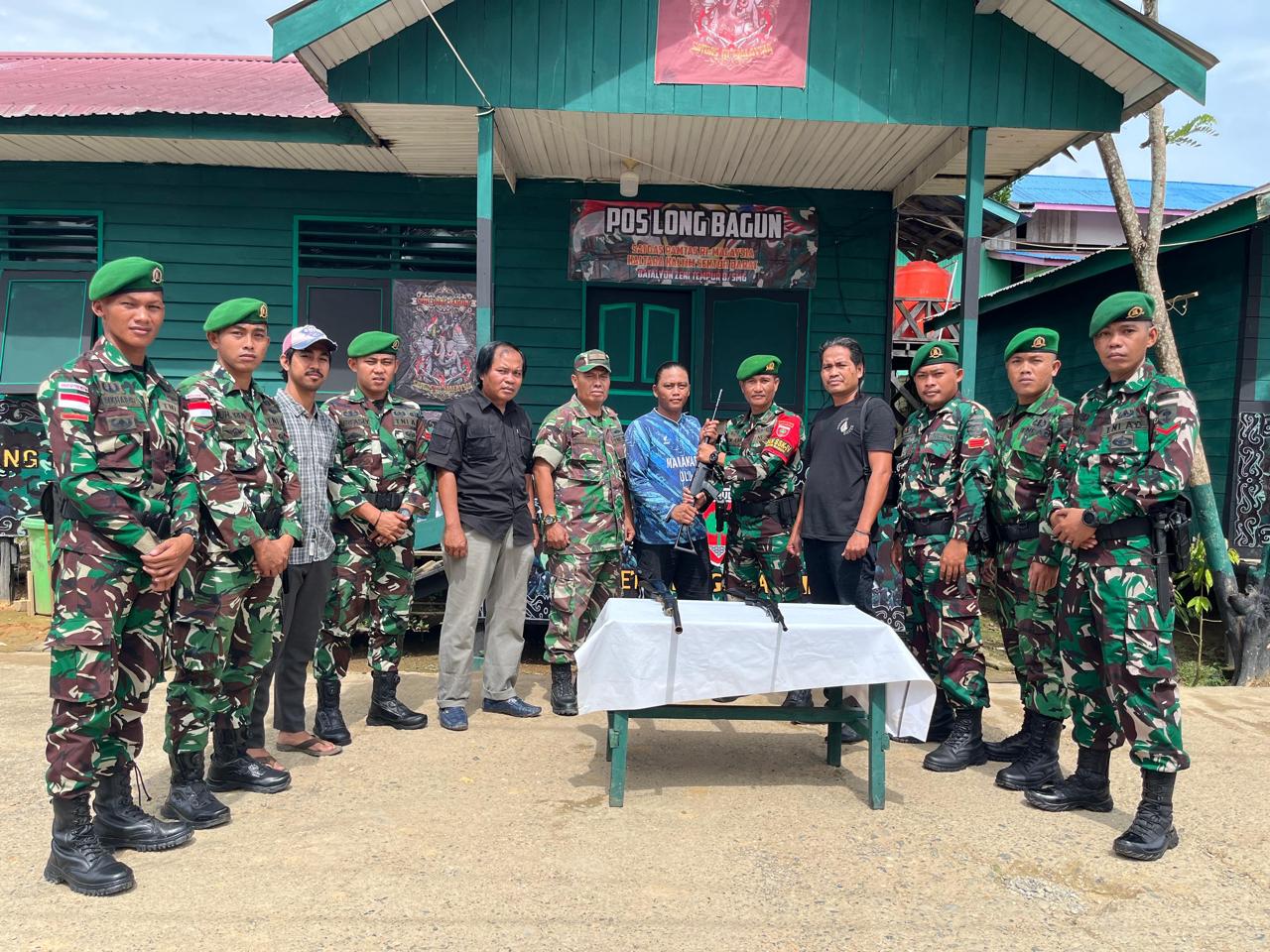 Penyerahan 3 Pucuk Senjata Api Oleh Warga Kepada Satgas Pamtas RI - Malaysia