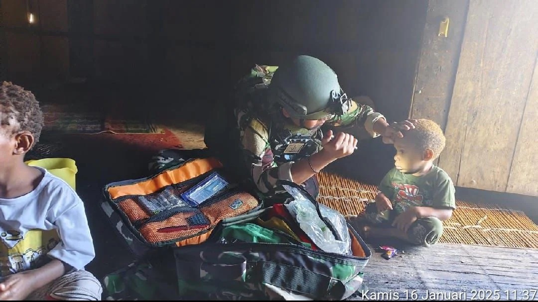 Satgas Yonif 614/Rjp Laksanakan Anjangsana Dengan Memberikan Pelayanan Kesehatan dan Bagikan Sembako Kepada Masyarakat Papua