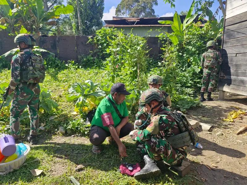 Kemanunggalan TNI-Rakyat: Satgas Yonif 614/RJP Berikan Pelayanan Kesehatan