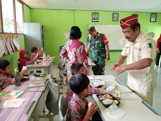 PPIR Bersama Kodim 0913 PPU, Berikan Makan Siang Bergizi Gratis Kepada Murid SD