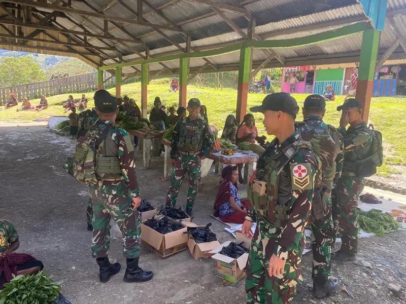 Wujud Solidaritas, Satgas Yonif 614/Raja Pandhita Bagikan Sembako Kepada Warga Perbatasan
