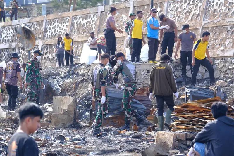 Satgas Yonif 614/Raja Pandhita, Kodim, Polres, Pemerintah Daerah dan Masyarakat Bersihkan Puing – Puing Sisa Kebakaran di Pasar Tiom