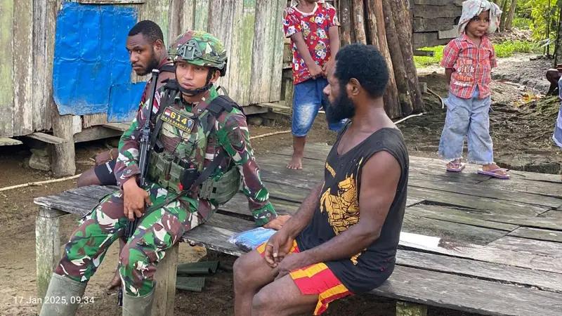 Satgas Yonif 614/Raja Pandhita Berbagi Kepedulian: Memberikan Bingkisan Pakaian kepada Masyarakat Papua