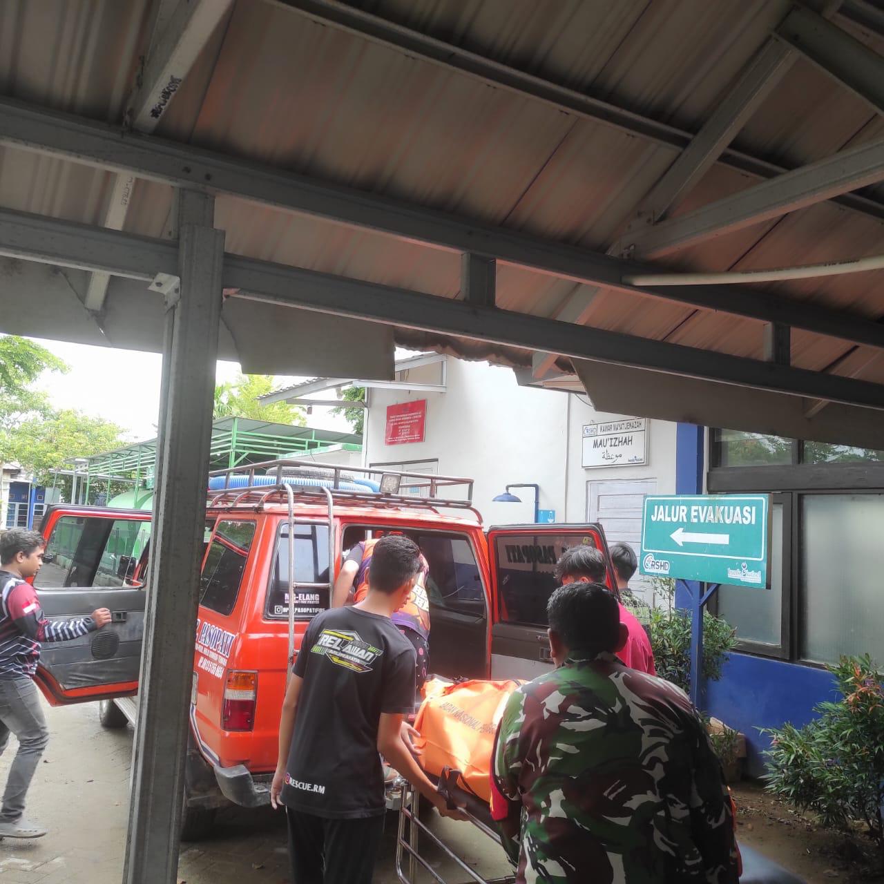 Sigap Babinsa Serma Adi Prasetyo Bantu Evakuasi Penemuan Mayat Di Sungai Barabai