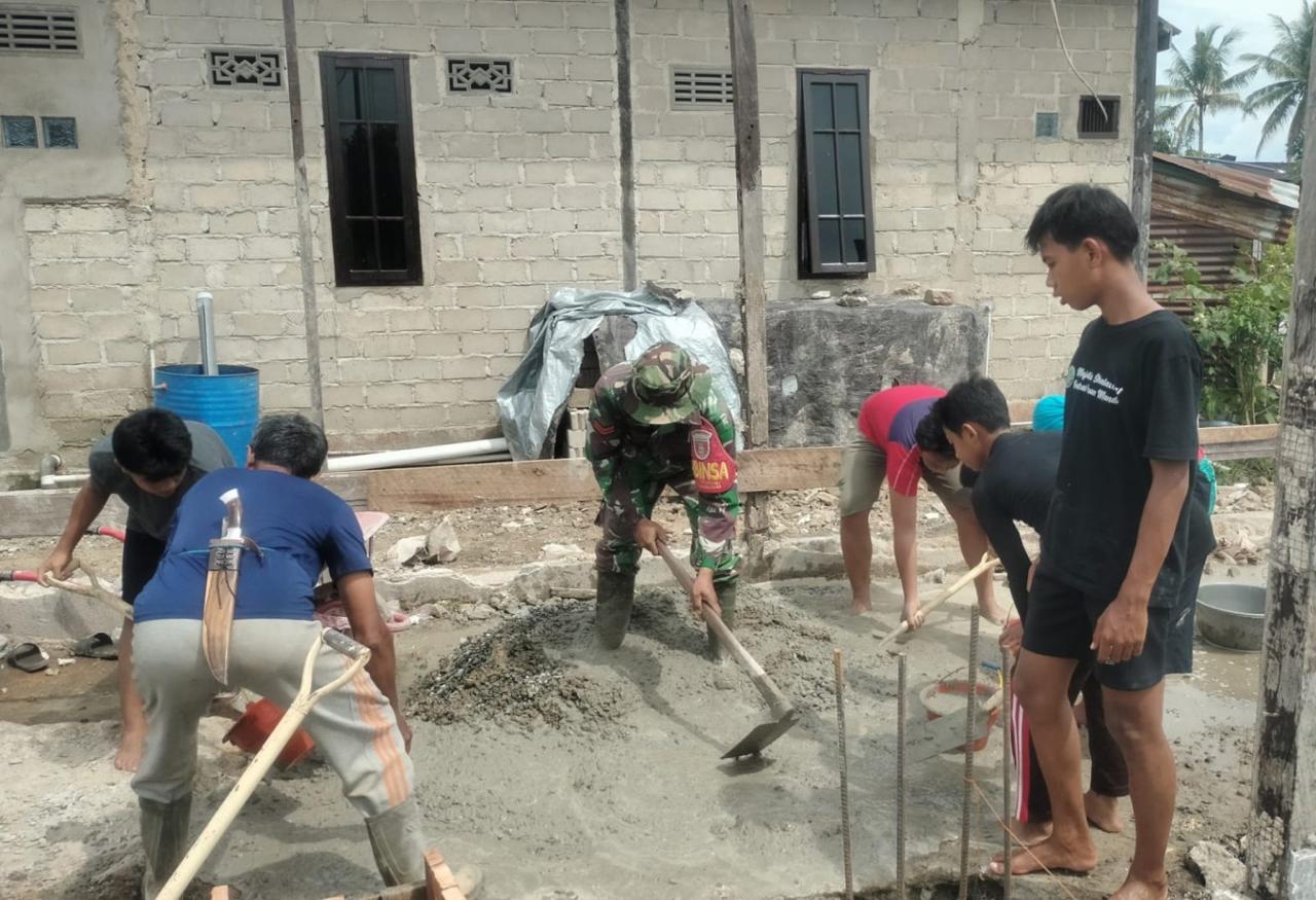 Semangat Kebersamaan dibuktikan Babinsa Koramil 0907/04 Dalam Pengecoran Pondasi Masjid Dan Pondok Pesantren Darussalam