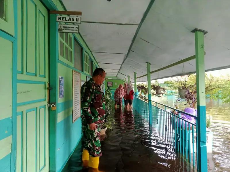 Babinsa Martapura Pantau Banjir di Wilayah Binaan