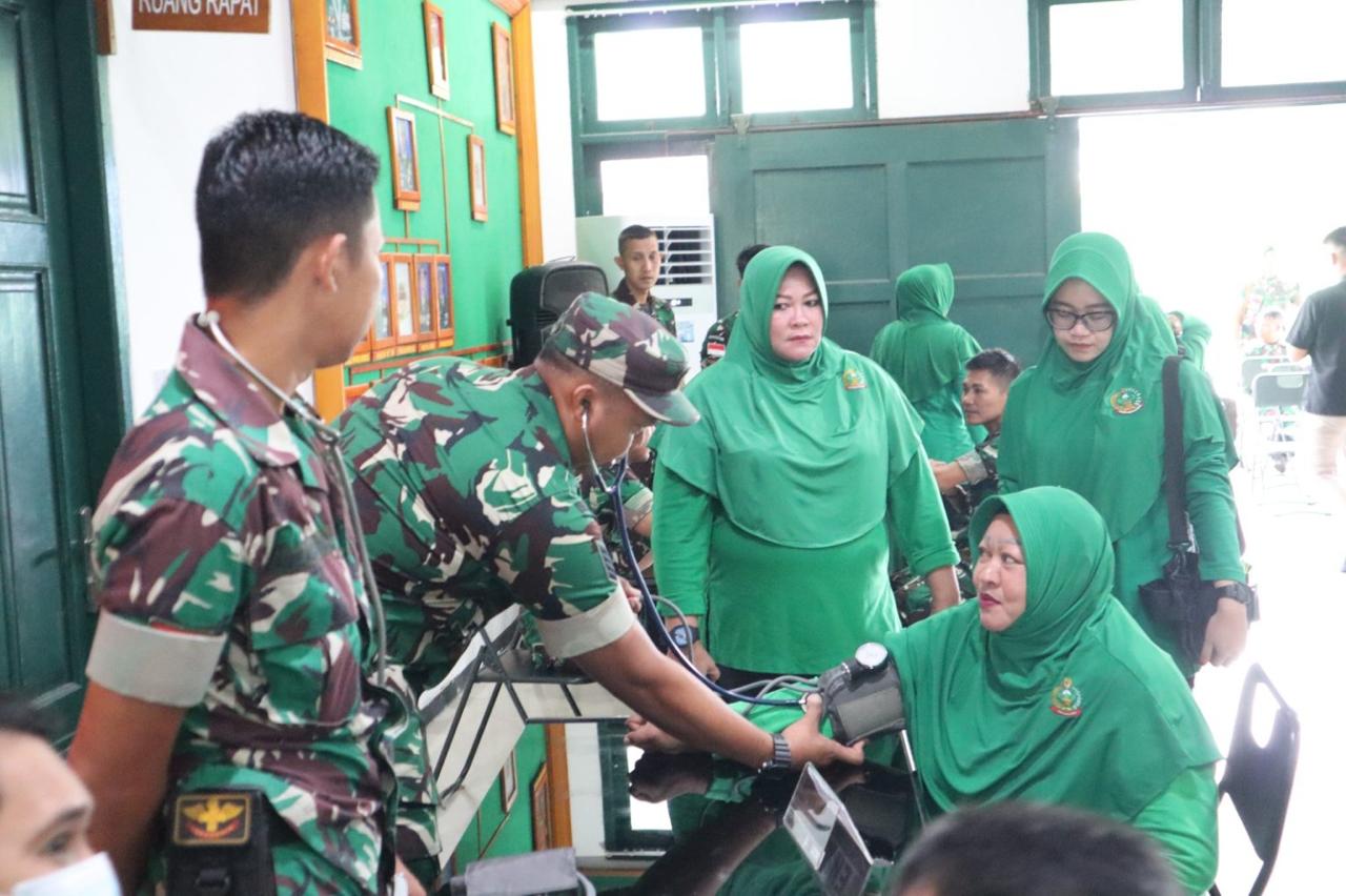 Korem 092/Maharajalila Bersama Persit Berkontribusi Lewat Aksi Donor Darah Jelang HUT Persit ke-79