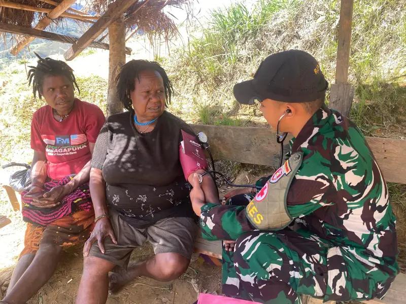 Kepedulian Kepada Warga, Pengobatan Gratis Satgas Yonif 614/Rjp Pos Tiom