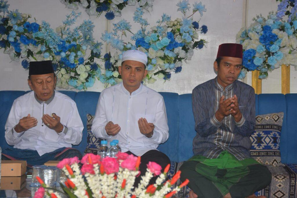 Hadiri Peringatan Isra’ Mi’raj di Ponpes Nurul Azhar Dandim 1006/Banjar Menerima Buku Riwayat Hidup dan Perjuangan Dari Ustadz UAS