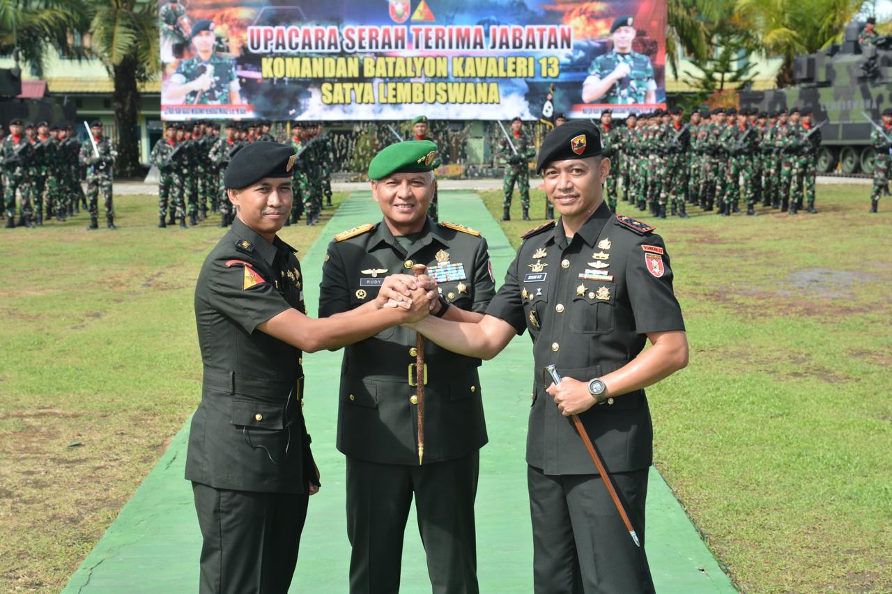 Pangdam VI/Mlw Pimpin Serah Terima Jabatan Komandan Yonkav 13/Satya Lembuswana