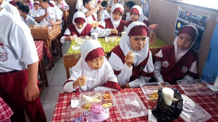 Uji Coba Makan Bergizi Gratis Kodim 1002 HST Disambut Antusias Para Siswa SD, Ada yang Minta Nambah