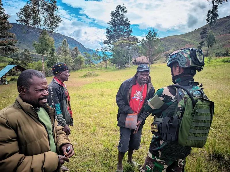 Pos Malagayneri Satgas Yonif 614/RJP Jalin Silaturahmi Sembagin Memberikan Sembako