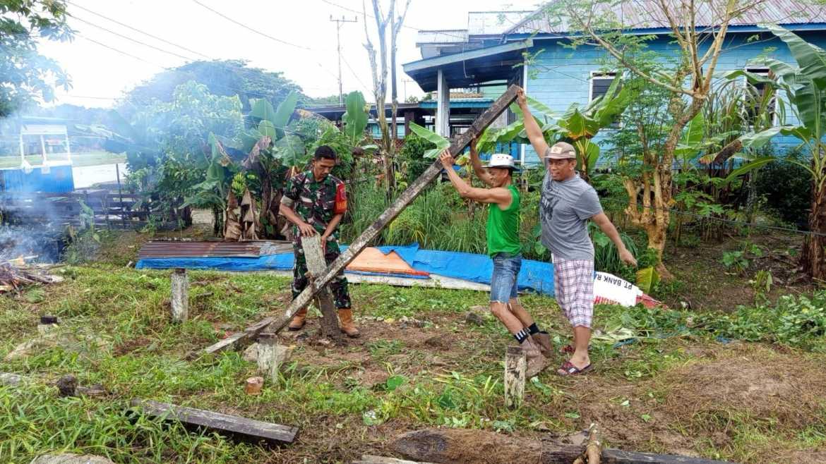 Gotong Royong Perkuat Kebersamaan: Babinsa Koramil 0903-01/Tpl dan Warga Bersihkan Lingkungan