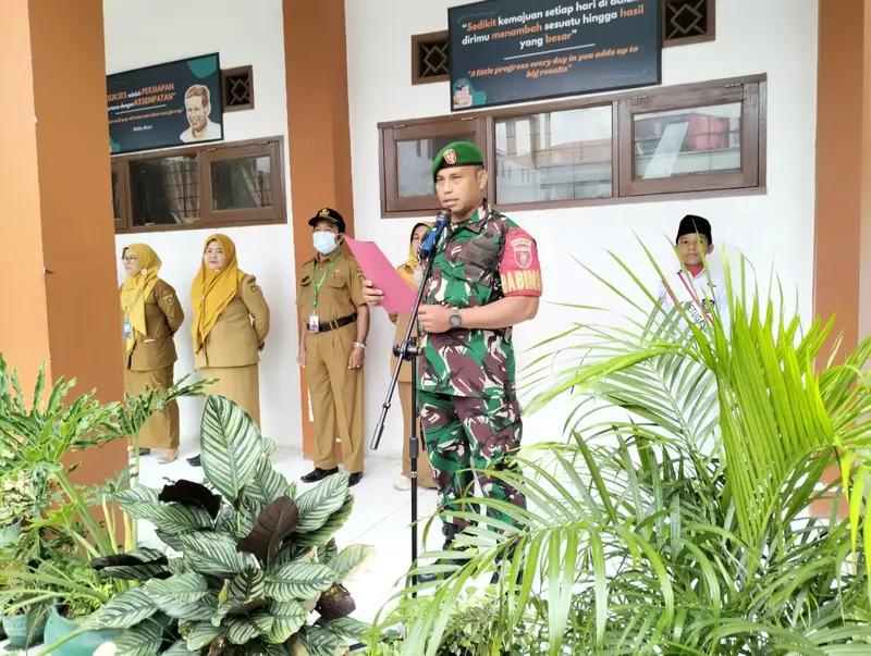 Masuk Sekolah, Babinsa Jadi Pembina Upacara di SDN 016 Sungai Pinang