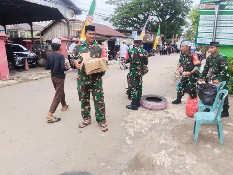 Babinsa Koramil 1001-11/Danau Panggang Bagikan Snack kepada Jamaah Haul Guru Danau