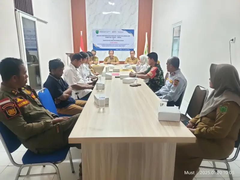 Babinsa Koramil 11/Biduk-Biduk Hadiri Mediasi Batas Kampung Terkait Perluasan TPA.