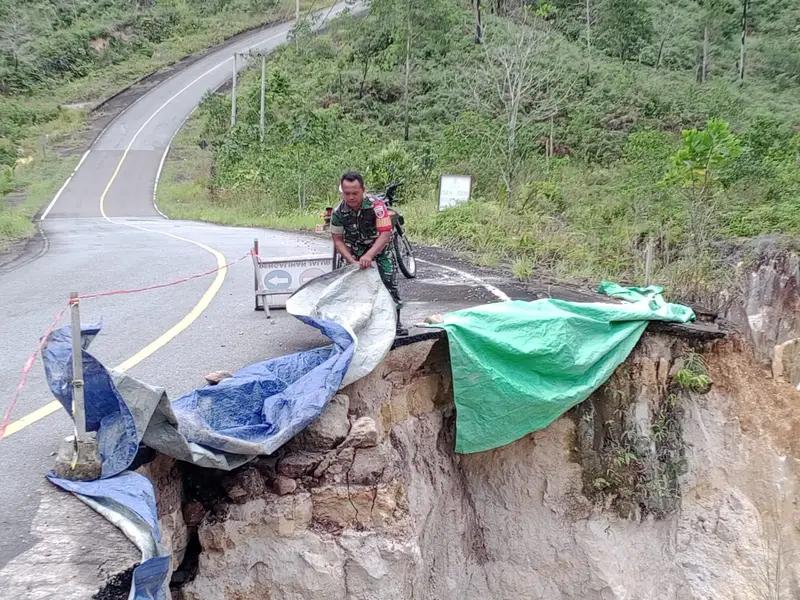 Tanggap Bencana Alam, Babinsa Koramil 03/P. Derawan Tinjau Lokasi Longsor di Jalan Poros Kabupaten.