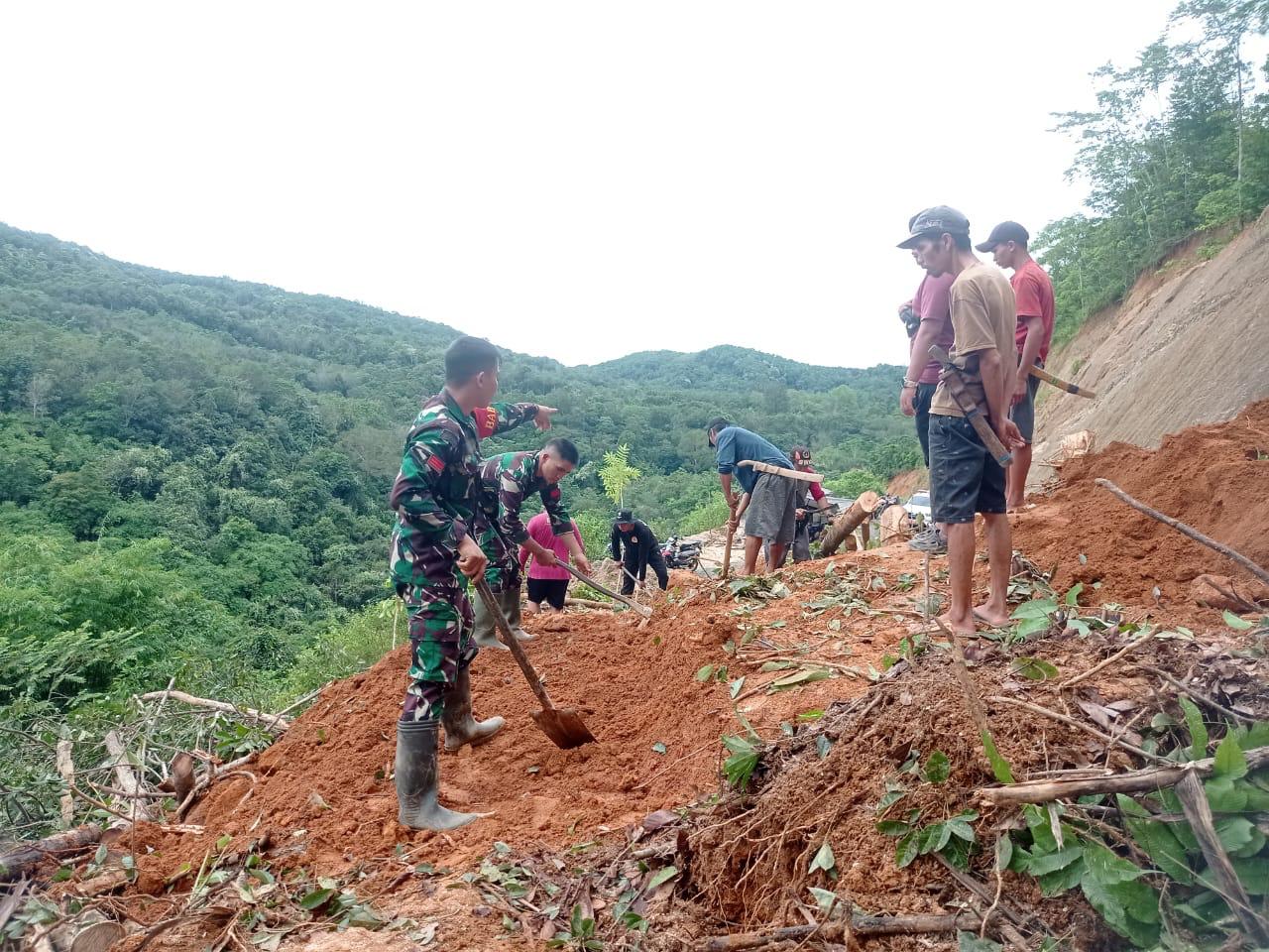 Jajaran Babinsa Koramil 1003-02, Pelopori Gotong Royong Pembersihan Material Longsor