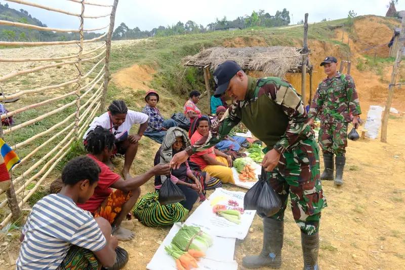 Dansatgas Yonif 614/RJP: Membangun Ekonomi Lokal melalui Pembelian Hasil Bumi