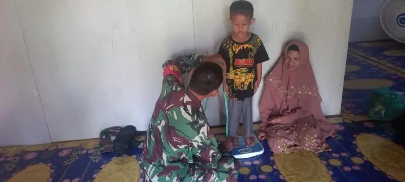 Koramil 1005-09/Anjir Pasar Gelar Kegiatan Bantuan Gizi untuk Meningkatkan Kesejahteraan Anak Stunting