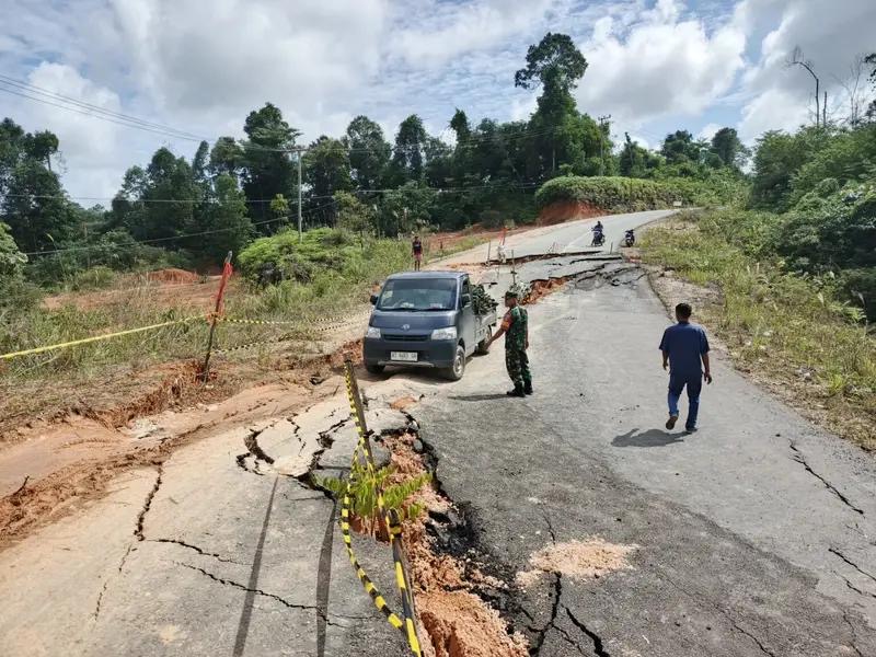 Babinsa Koramil 05/Sambaliung, Sigap Amankan Lokasi Jalan Longsor
