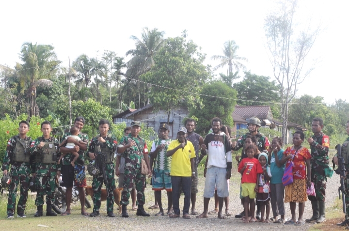 Pererat Hubungan TNI-Rakyat, Satgas Yonif 611/Awang Long Lakukan Anjangsana