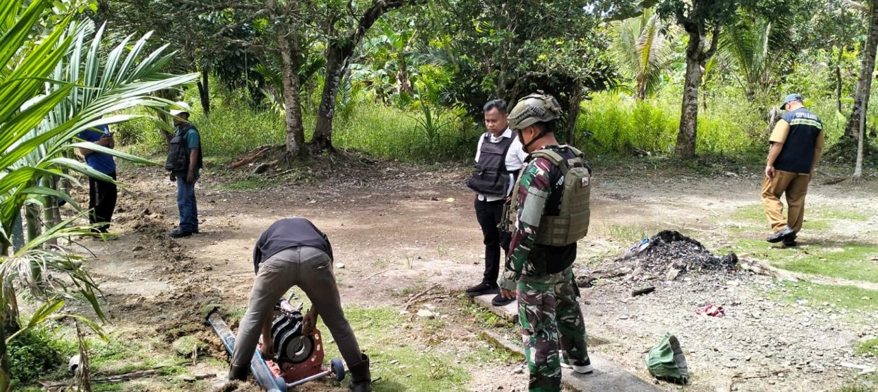 Sukseskan Pembuatan Air Bersih, Satgas Yonif 611/Awang Long Lakukan Pendampingan