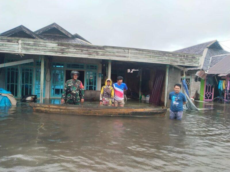 Intensitas Hujan Cukup Tinggi Personel Kodim 1009/Tanah Laut Langsung Tinjau Desa Binaan Yang Terdampak Banjir