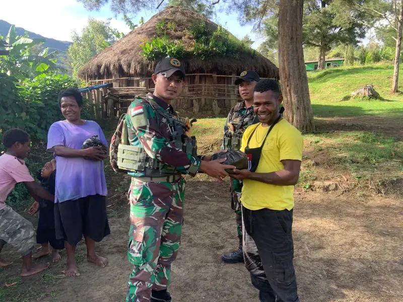 Kegiatan Berbagi Kasih Satgas Yonif 614/RJP di Pirime