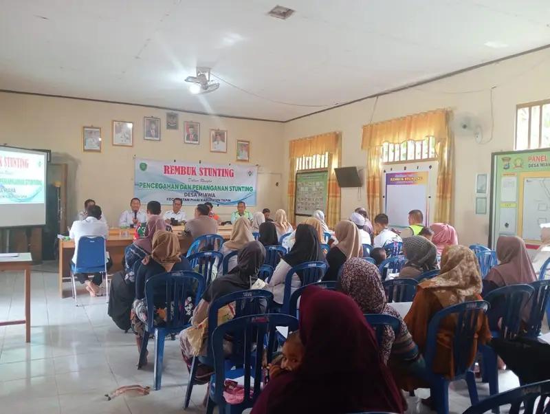 Rembuk Stunting di Desa Miawak: Babinsa Koramil 1010-07/Piani Jalin Kerjasama