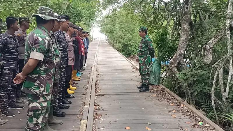 Cegah Banjir, Danramil 03/Pulau Derawan Tanam Mangrove Bersama Warga