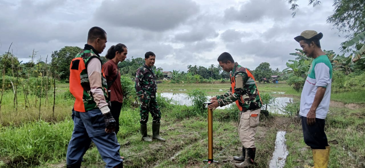 Tingkatkan Hasil Produksi Pertanian, Anggota Koramil Lakukan Pengecekan Lokasi Sumur Bor