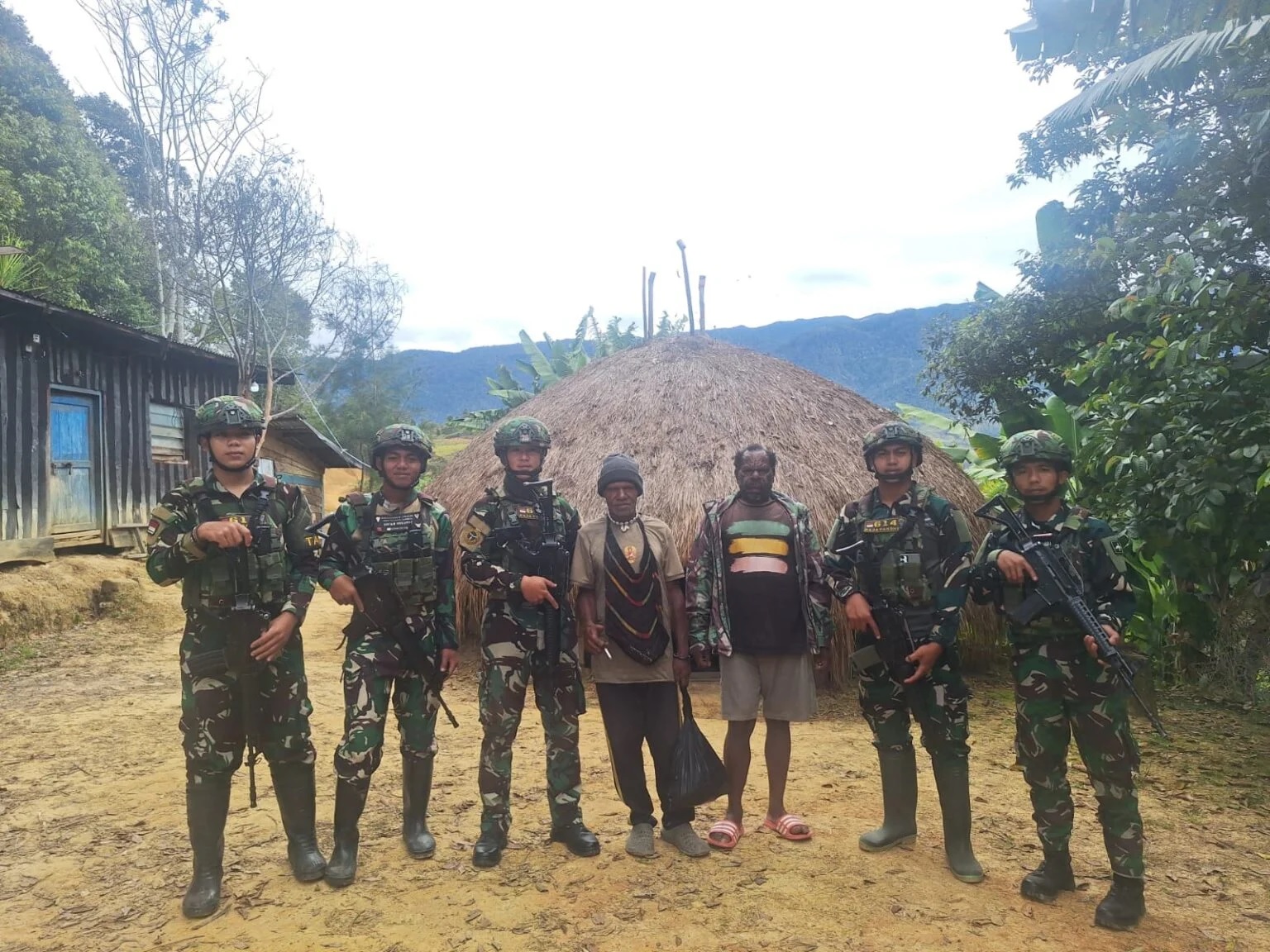 Anjangsana ke Rumah Tokoh Masyarakat: Bentuk Kepedulian Satgas Yonif 614/RJP