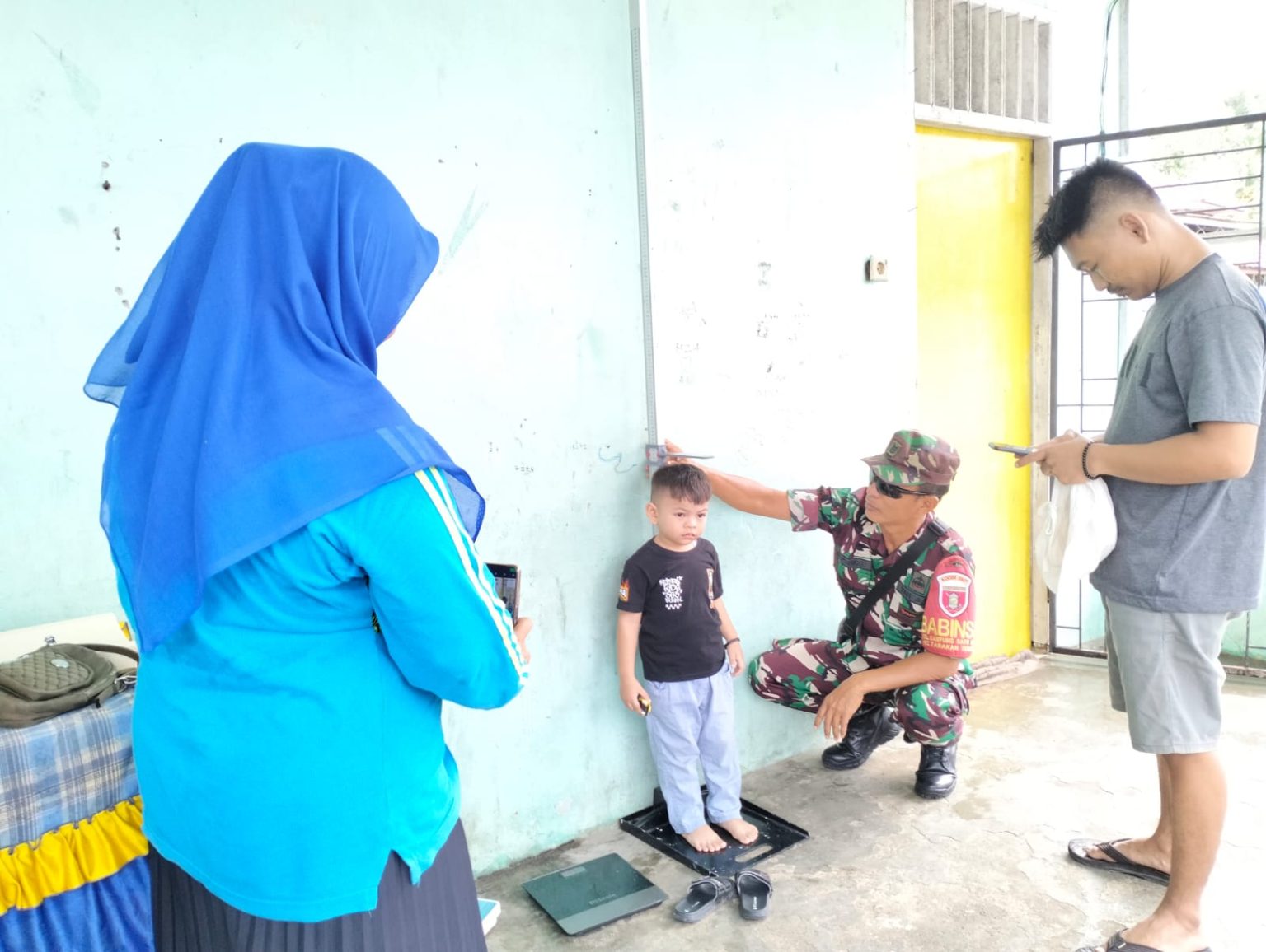 Dampingi Posyandu,Upaya Babinsa Koramil 0907/02 Tarteng Kontrol Kesehatan Anak Diwilayah