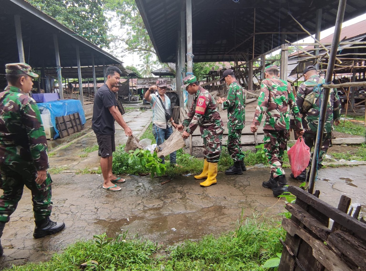 Karya Bakti Bersihkan Pasar Pantai Hambawang, Cegah Banjir dan Tingkatkan Kesehatan Masyarakat