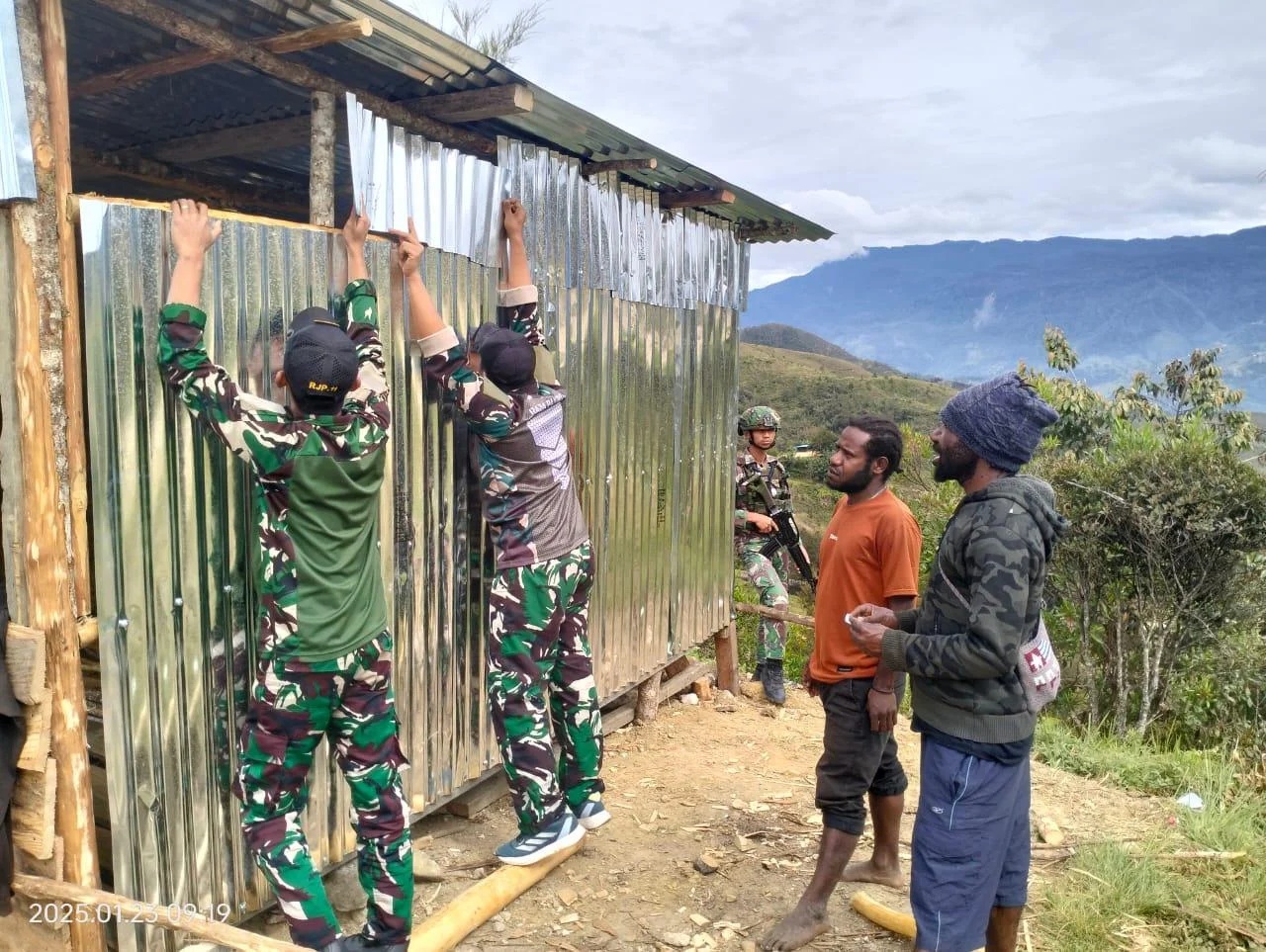 Pos Popome Satgas Yonif 614/RJP Lakukan Karya Bakti di Kampung Popome