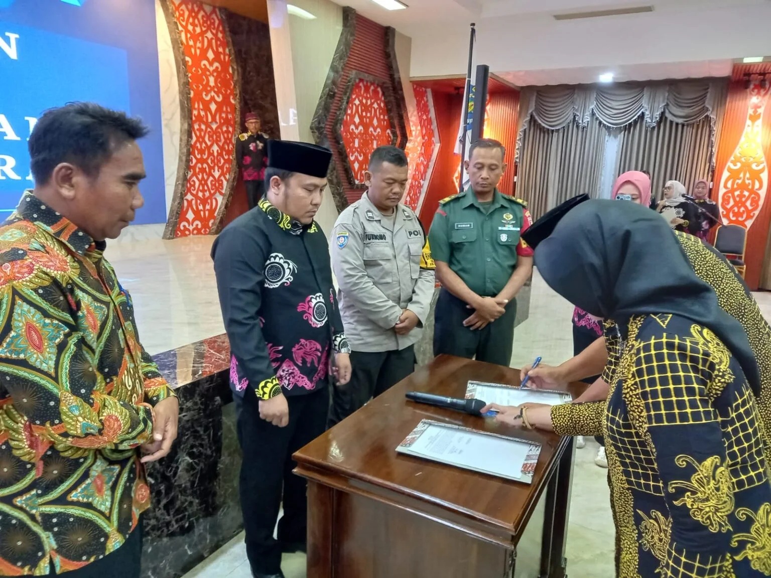 Babinsa Kelurahan Bontang Baru Hadiri Pelantikan dan Pengukuhan Ketua RT