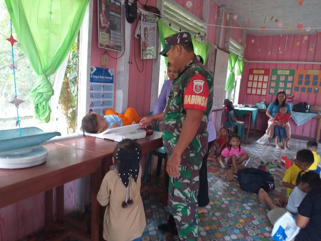Babinsa Koramil 0903-04/Tpu Dampingi Kegiatan Posyandu Balita untuk Cegah Stunting