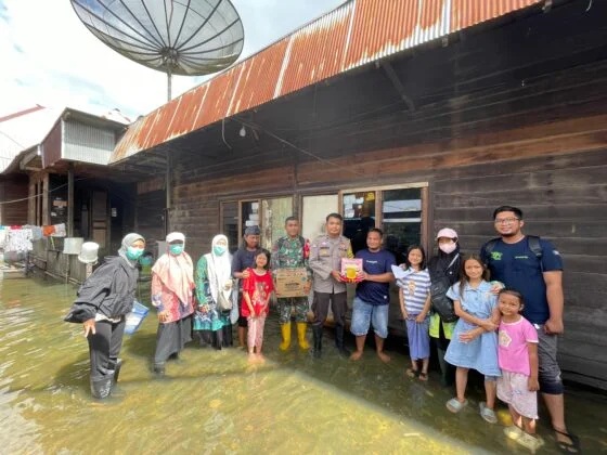 Terdampak Banjir, Babinsa dan Bhabinkamtibmas Bantu Puskesmas Salurkan Sembako